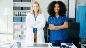 Deux femmes : l'une est assistante médicale et l'autre, secrétaire médicale