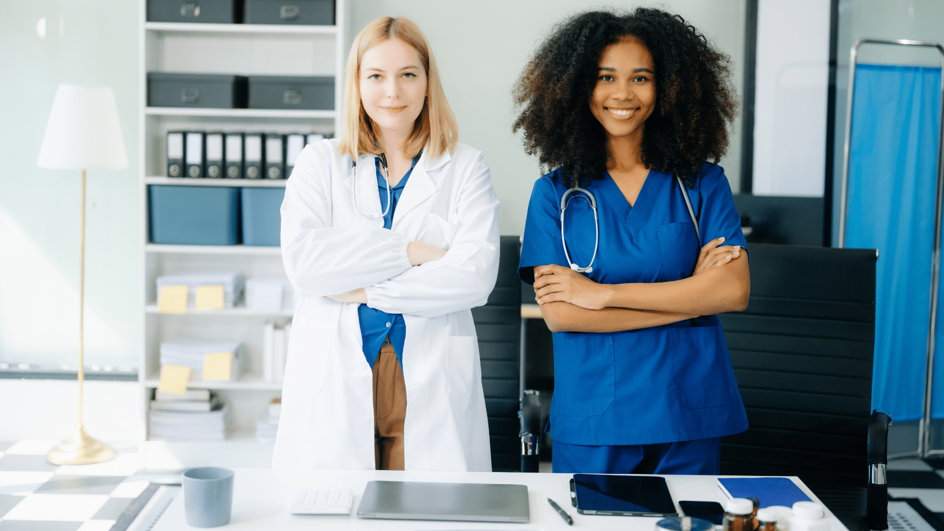 Deux femmes : l'une est assistante médicale et l'autre, secrétaire médicale