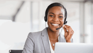 femme qui assure la permanence téléphonique