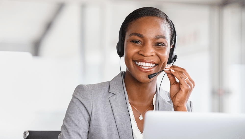 femme qui assure la permanence téléphonique
