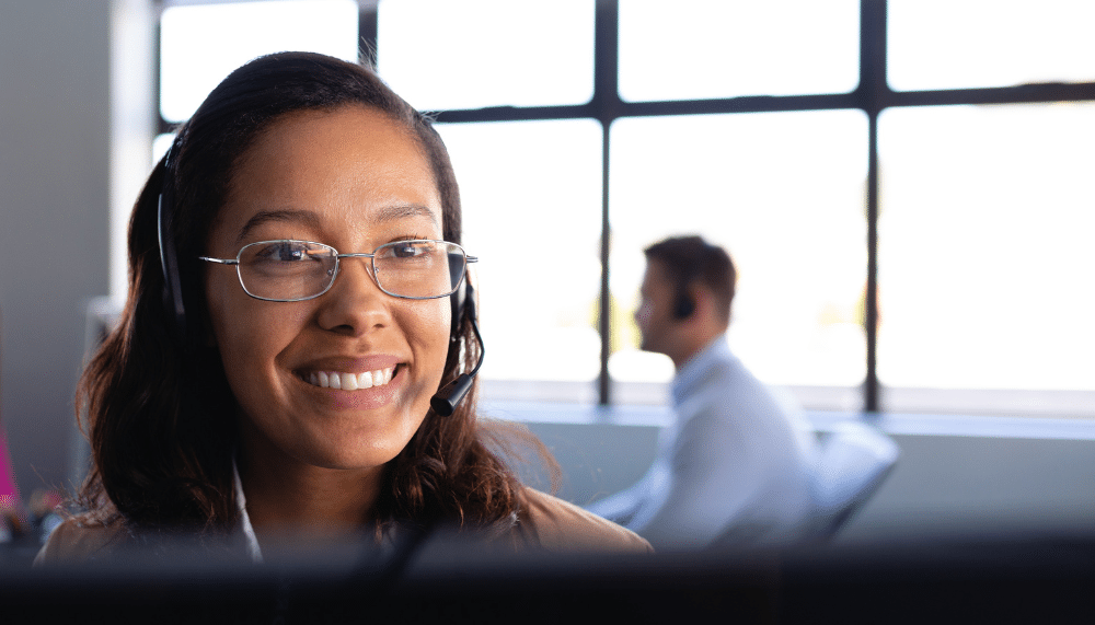 femme qui assure la relation client