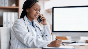 Une médecin fait des démarches pour déléguer la gestion de ses appels médicaux