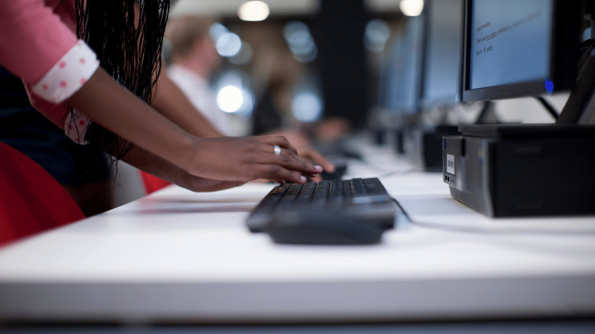 Mains d'une jeune femme faisant de la saisie de données à distance sur un ordinateur