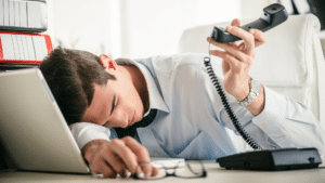 employé de bureau exténué par les appels entrants
