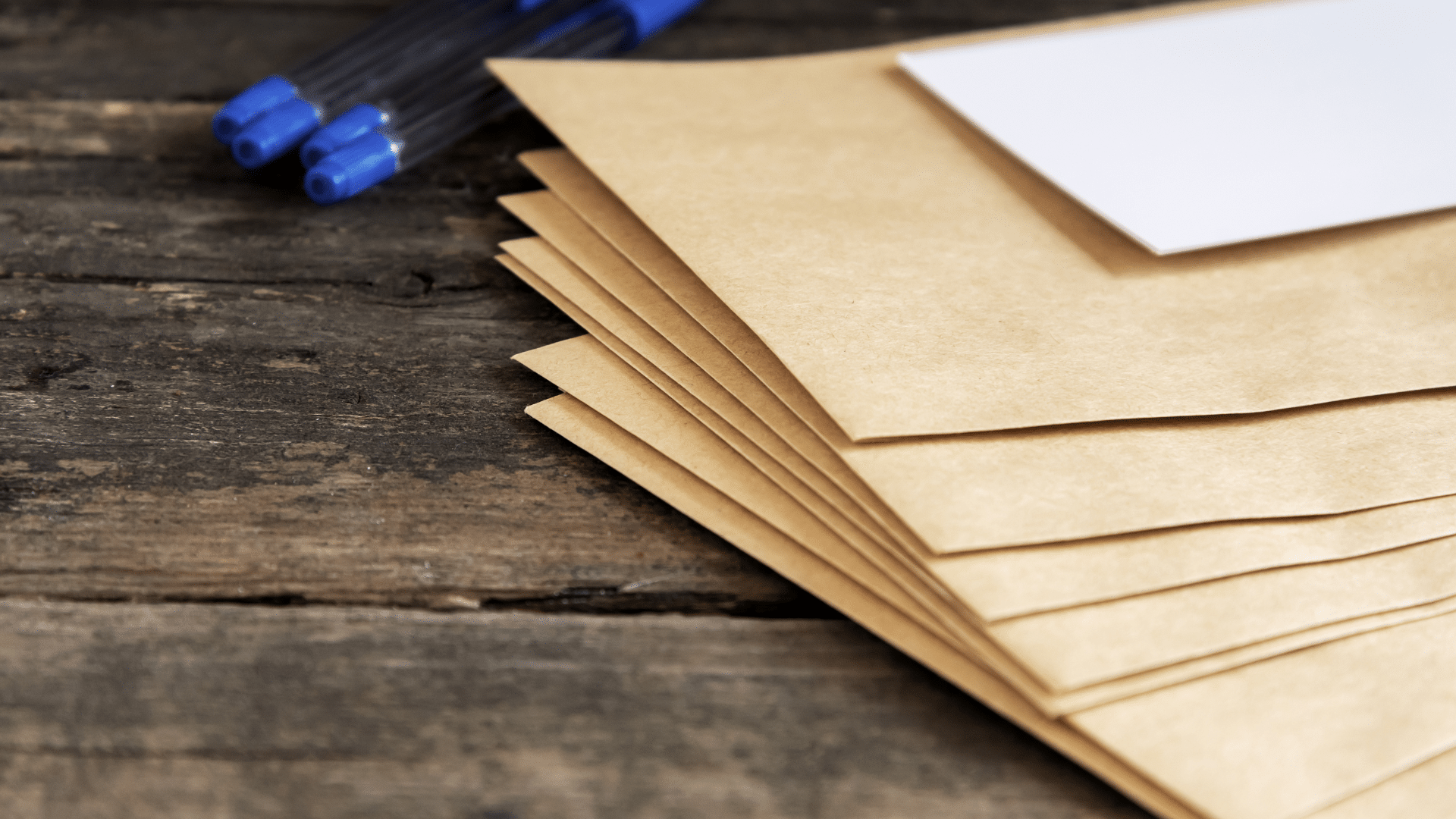 Tas d'enveloppes mises sous plis