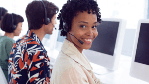 Plusieurs personne en prestation de services en support client externalisé