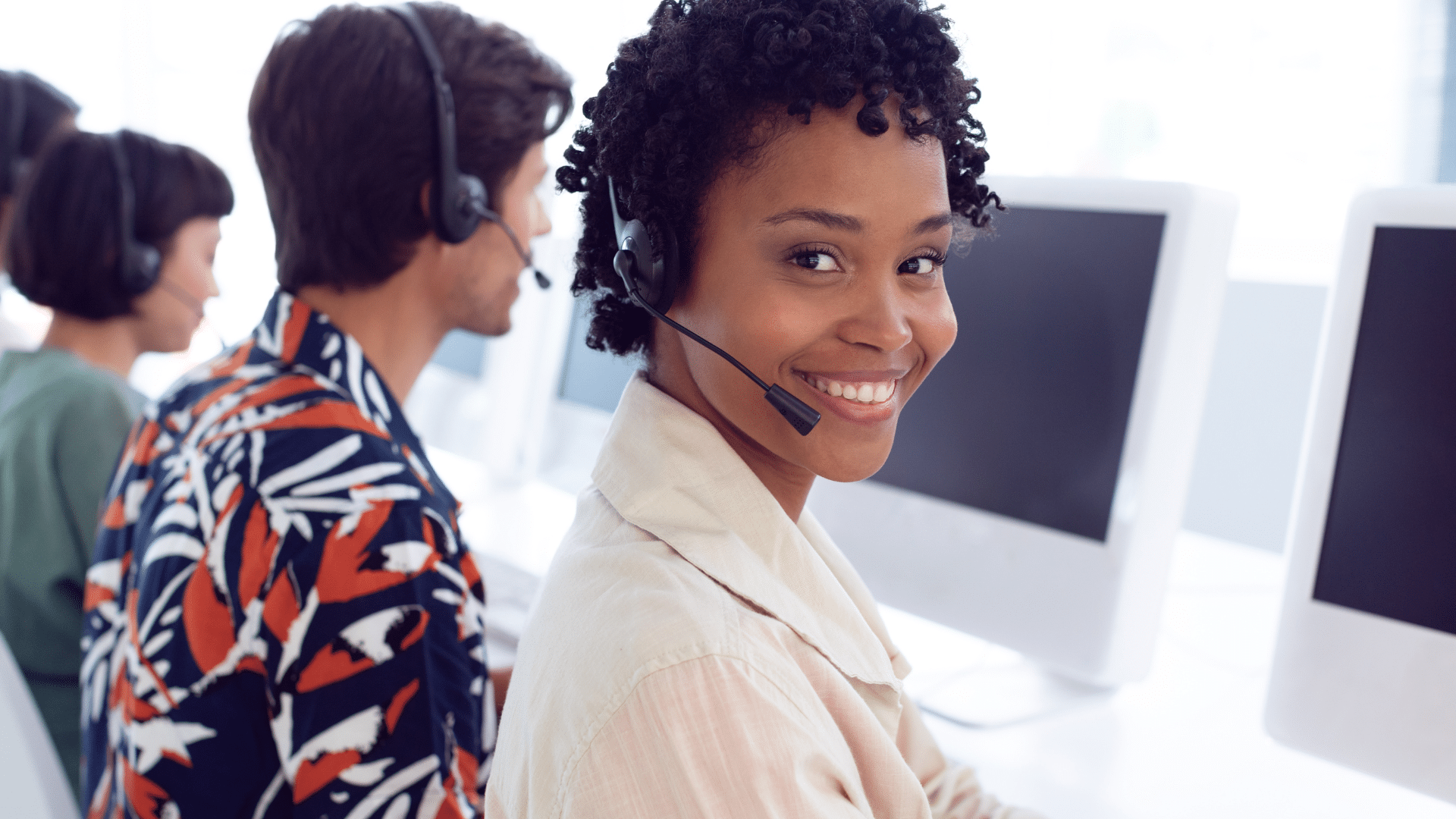 Plusieurs personne en prestation de services en support client externalisé