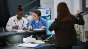 Deux femmes médecins au secrétariat