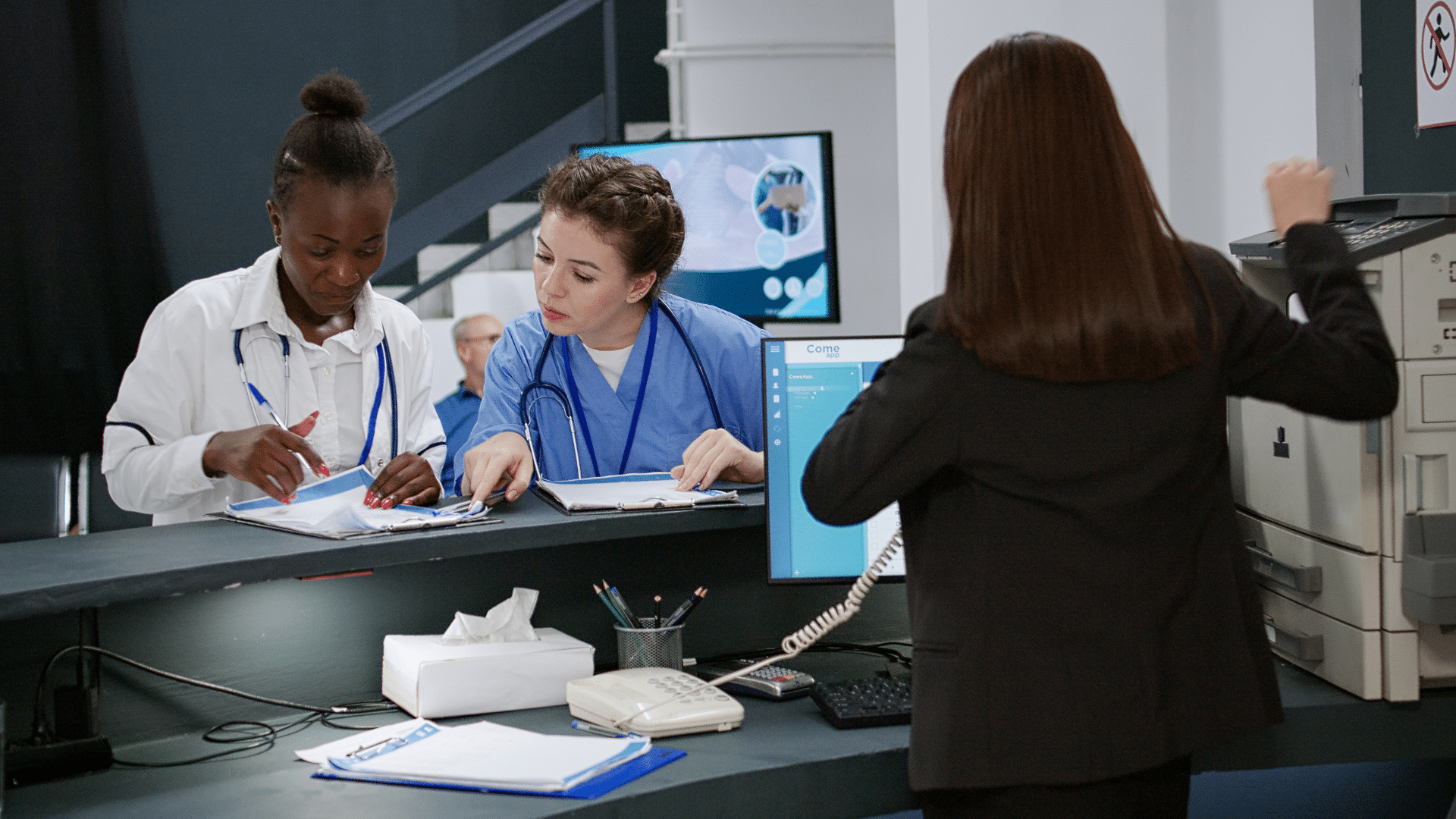Deux femmes médecins au secrétariat
