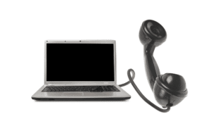 Téléphone relié à un ordinateur pour illustrer la notion de "webcallback"