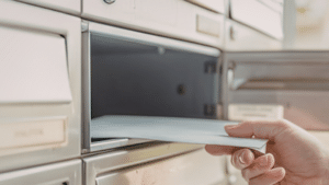 personne qui met une lettre dans une boite aux lettres