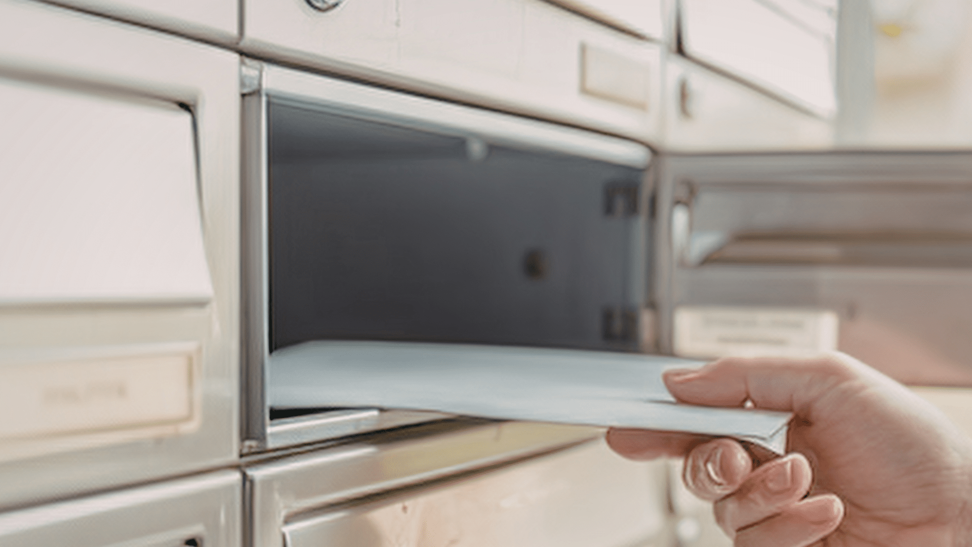 personne qui met une lettre dans une boite aux lettres